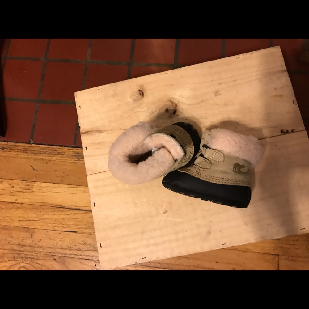 Sorel 0-6 month leather with sheep skin in